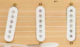 FENDER-DESIGNED SINGLE-COIL PICKUPS WITH ALNICO 5 MAGNETS