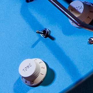 A MINI TWO-WAY TOGGLE SWITCH SPLITS THE PICKUPS FOR AN EXPANDED TONAL PALETTE.