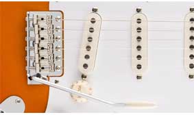VINTAGE- STYLE SYNCHRONIZED TREMOLO WITH BENT STEEL SADDLES
