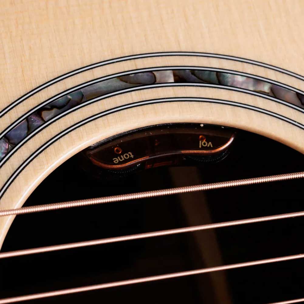 Taylor 815e Legacy Natural LR Baggs Element VTC electronics Electro Acoustic Guitar with Deluxe Hard Shell Case Taylor 815e Legacy Natural LR Baggs Element VTC electronics Electro Acoustic Guitar with Deluxe Hard Shell Case